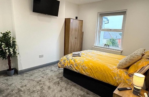 Bournemouth Apartment | Spacious 4 Bed Retreat, 2 Bath, Sleeps 8 plus 2, Beach, Bars, Dinning, Shops, Golf, for Groups, Contractors or Families