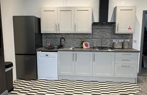 Bournemouth Apartment | Spacious 4 Bed Retreat, 2 Bath, Sleeps 8 plus 2, Beach, Bars, Dinning, Shops, Golf, for Groups, Contractors or Families