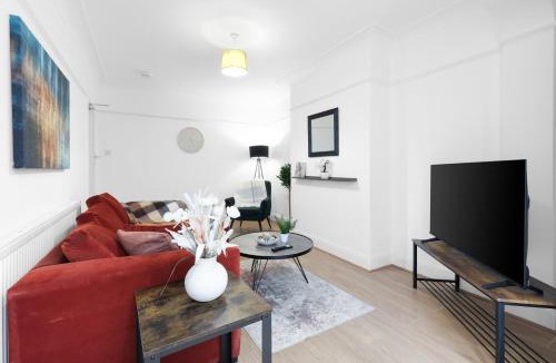 Queensbury Apartment | Spacious 4 Bed Semi-Detached House Driveway Parking in Stanmore