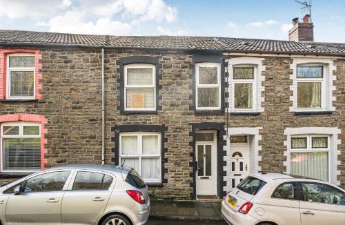 Abercwmboi House | Spacious 4-Bed Welsh Valley Retreat with Hot Tub