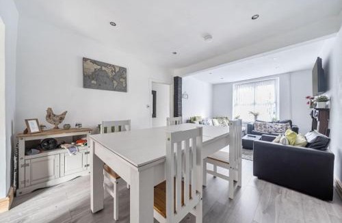 Abercwmboi House | Spacious 4-Bed Welsh Valley Retreat with Hot Tub