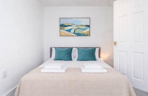 Basingstoke House | Spacious 4 Bedroom Home Free Parking Sleeps 8