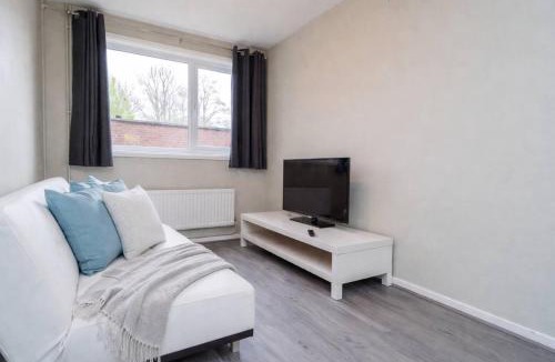 Basingstoke House | Spacious 4 Bedroom Home Free Parking Sleeps 8