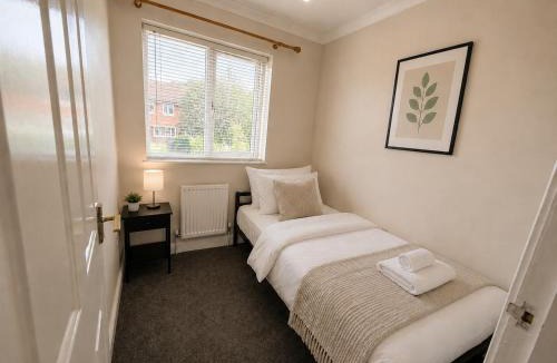 Tilehurst House | Spacious 4 Bedroom Home Free Parking Sleeps 9
