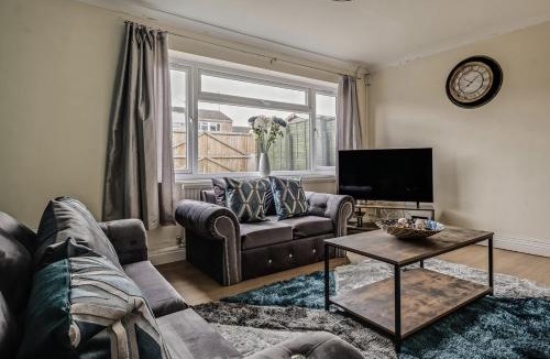 Corby House | Spacious 4 Bedroom House private parking