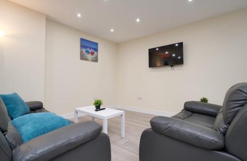 Coventry House | Spacious 4Bed Coventry Home with Parking & Garden