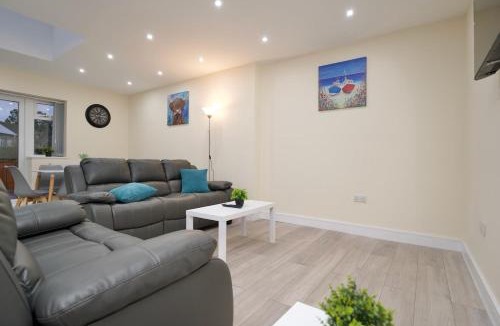 Coventry House | Spacious 4Bed Coventry Home with Parking & Garden