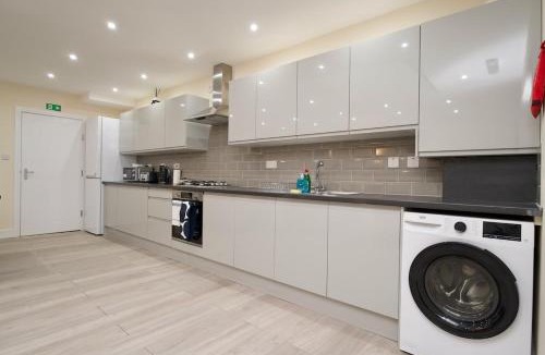 Coventry House | Spacious 4Bed Coventry Home with Parking & Garden