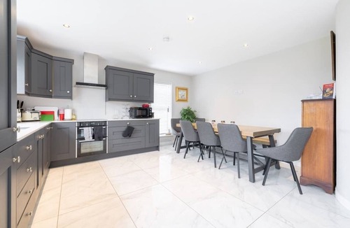 Killyleagh House | Spacious 4BR (Contractors Welcome-Parking-WIFI)