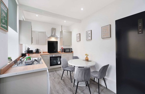 Darlington Apartment | Spacious 4BR Darlington Sleeps 8 by Stay with us