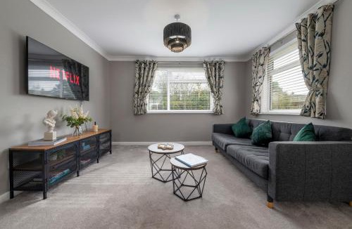 Colchester House | Spacious 4BR Detached House, Parking, Fast Wifi, Great for Contractors