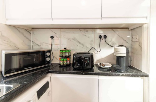 Reading House | Spacious 4BR Home Sleeps 8 Free Parking
