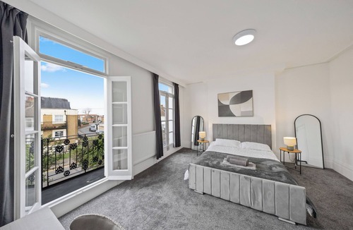 Gravesend Apartment | Spacious 4BR Home w/Private Parking & WiFi