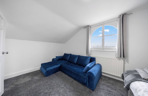 Gravesend Apartment | Spacious 4BR Home w/Private Parking & WiFi