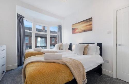 Darlington House | Spacious 4BR on Leafield Rd