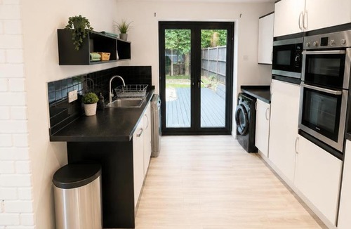 Lychpit House | Spacious 5-Bed Entire Home