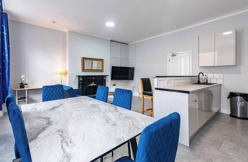 Worcester Apartment | Spacious 5-Bed Flat with Modern Amenities