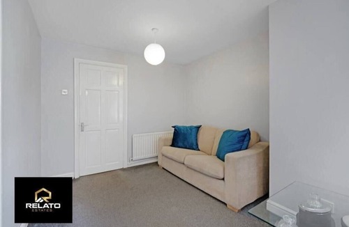 Darlaston House | Spacious 5-Bed House with Free Parking and Garden