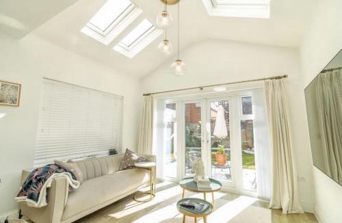 Milton Keynes House | Spacious 5 Bed Home with a Cinema Room, Open Plan Living