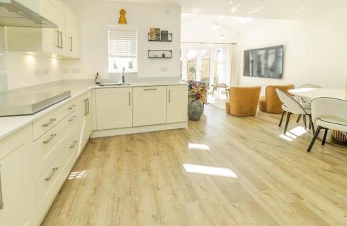 Milton Keynes House | Spacious 5 Bed Home with a Cinema Room, Open Plan Living