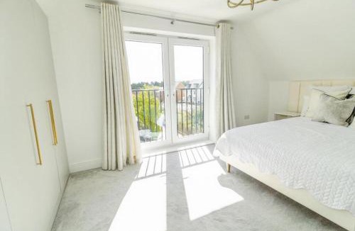 Milton Keynes House | Spacious 5 Bed Home with a Cinema Room, Open Plan Living