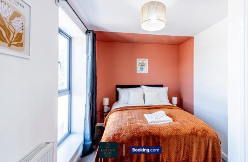 Failsworth House | Spacious 5-Bed House with a Hot Tub Sleeps 10