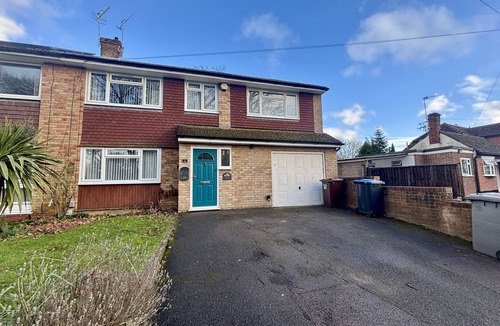 Runnymede House | Spacious 5 bedroom, 2.5 bathroom house in Addlestone