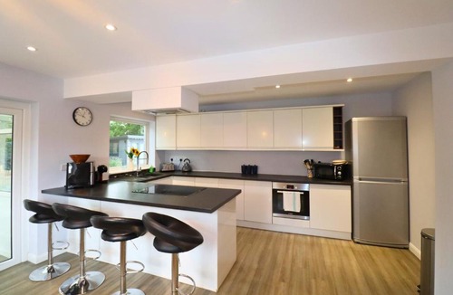 Runnymede House | Spacious 5-Bedroom Home with Large Garden in Egham