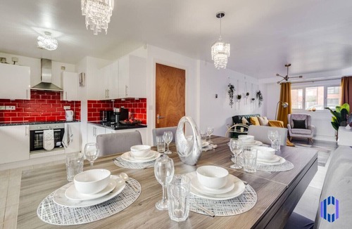 Openshaw House | Spacious 5 BR Home Nr Etihad Stadium - Pool Table