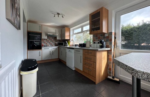 Peterborough House | Spacious 5 BR up to 10 guests | Off-road Parking