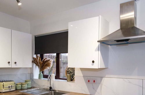 Wolverhampton House | Spacious 5BR Contractor Stay | Garden & Parking