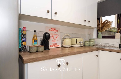 Wolverhampton House | Spacious 5BR Contractor Stay | Garden & Parking