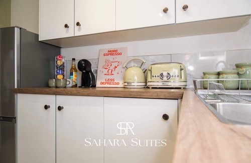 Wolverhampton House | Spacious 5BR Contractor Stay | Garden & Parking
