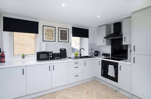 Galashiels Apartment | Spacious 5BR - Heart of Galashiels -Group Friendly