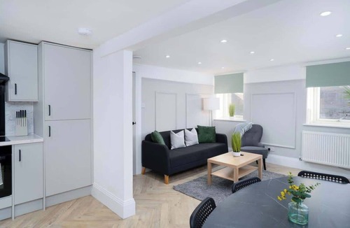 Galashiels Apartment | Spacious 5BR - Heart of Galashiels -Group Friendly