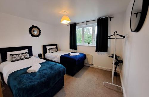Milton Keynes House | Spacious 5BR House 3 Bathrooms ideal for CONTRACTORS free PARKING