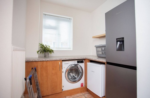 Luton House | Spacious 6 Bed Haven in Luton: Contractor-Friendly