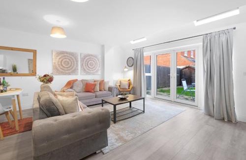 Langley Marish House | Spacious 6 Bedroom 2 Bath Serviced House with Parking in Denton Way