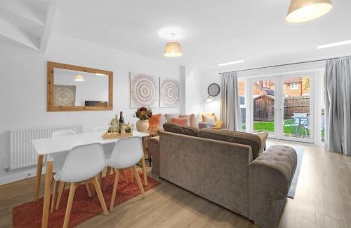 Langley Marish House | Spacious 6 Bedroom 2 Bath Serviced House with Parking in Denton Way