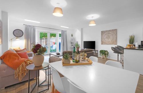 Langley Marish House | Spacious 6 Bedroom 2 Bath Serviced House with Parking in Denton Way