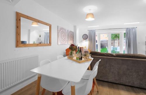 Langley Marish House | Spacious 6 Bedroom 2 Bath Serviced House with Parking in Denton Way