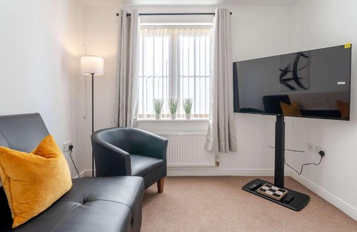 Worksop House | Spacious 6BR Home in Worksop Sleeps 6 Parking