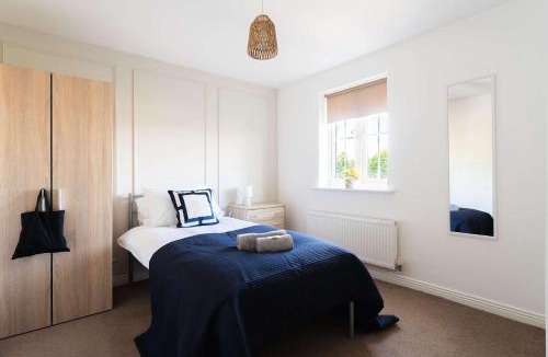 Worksop House | Spacious 6BR Home in Worksop Sleeps 6 Parking