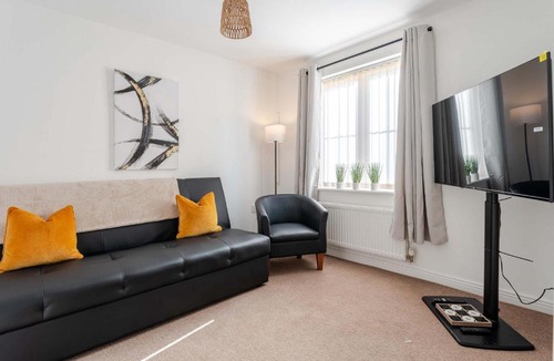 Worksop House | Spacious 6BR Home in Worksop Sleeps 6 Parking