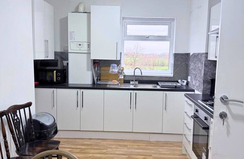 Glazebury Apartment | Spacious 6BR Property with Ensuite – Perfect for Groups Stays