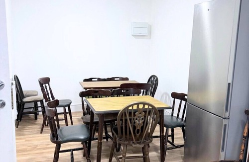 Glazebury Apartment | Spacious 6BR Property with Ensuite – Perfect for Groups Stays