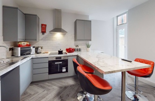 Crewe House | Spacious 7BR Contractor Haven in Crewe with 7 Baths and 4 Kitchens