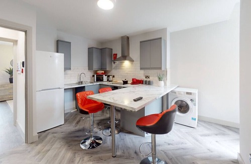 Crewe House | Spacious 7BR Contractor Haven in Crewe with 7 Baths and 4 Kitchens