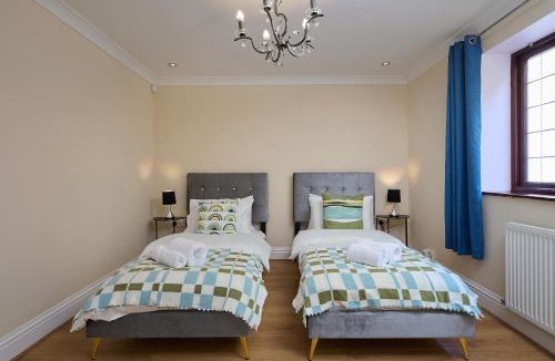 Wolverhampton House | Spacious 7BR Home, Families & Contractors, Hot Tub
