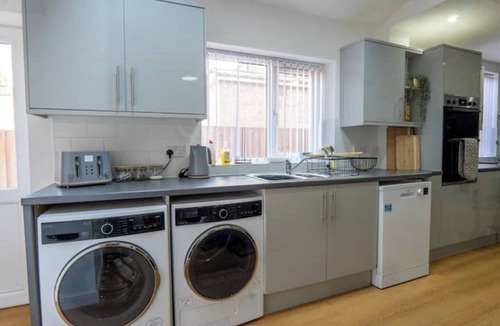 Stonnall House | Spacious 7BR House Sleeps 14 near NEC/JLR/BHX +